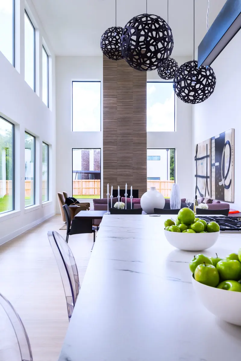 Kitchen island with a view to the fireplace column